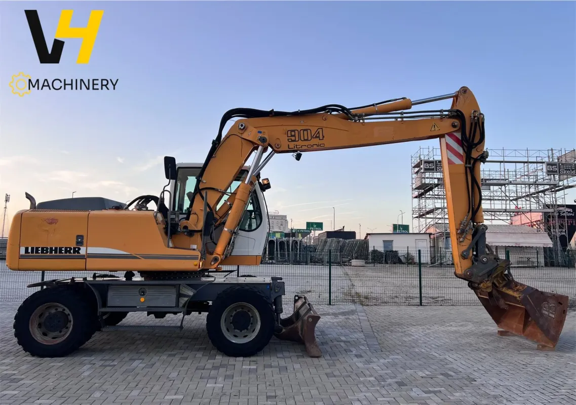 LIEBHERR - A 904 C - 7