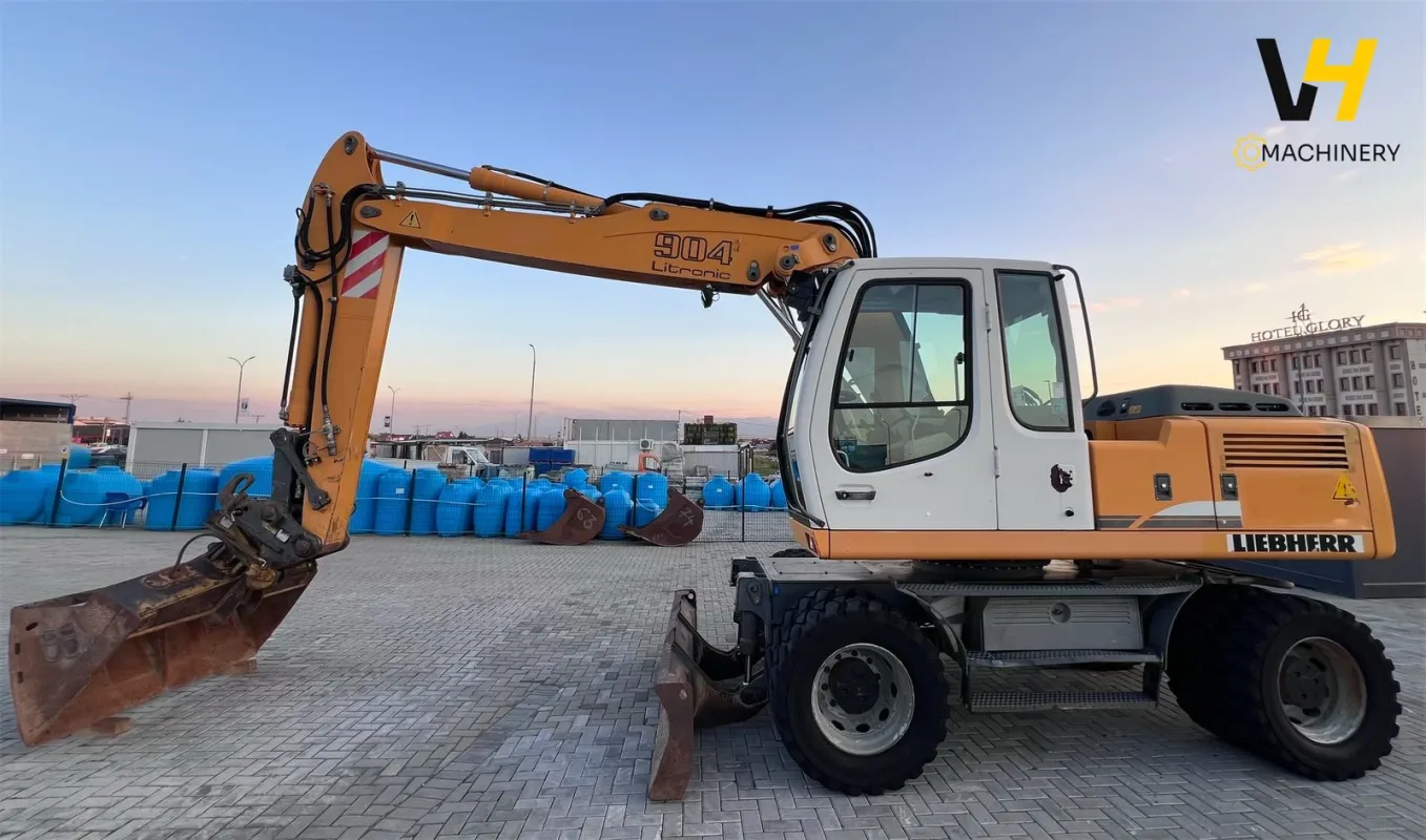 LIEBHERR - A 904 C - 8