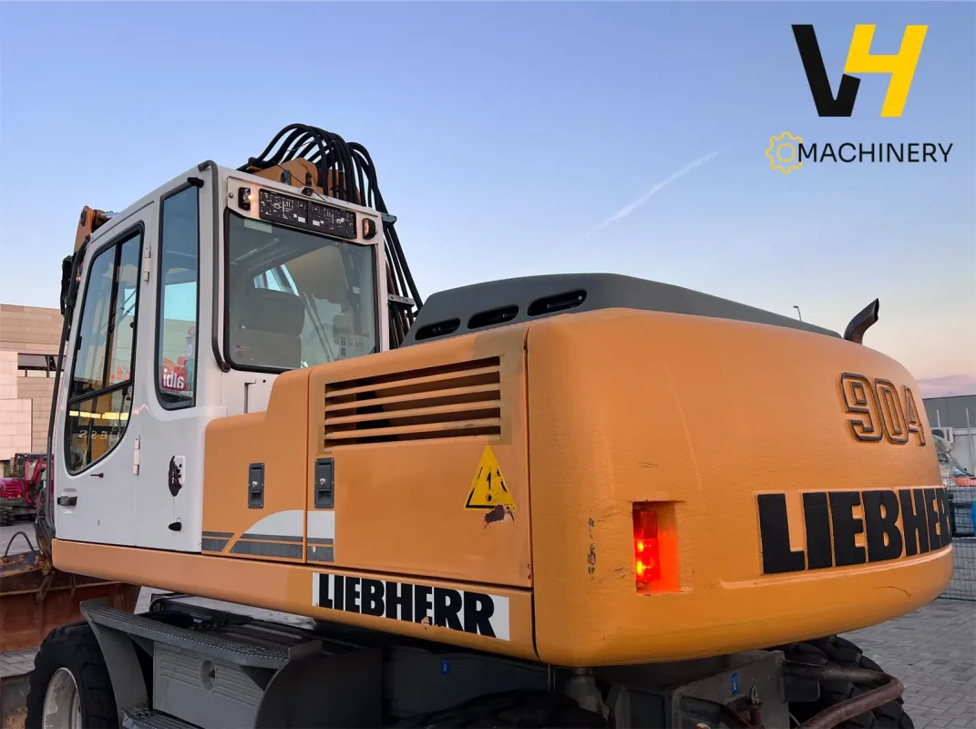 LIEBHERR - A 904 C - 12