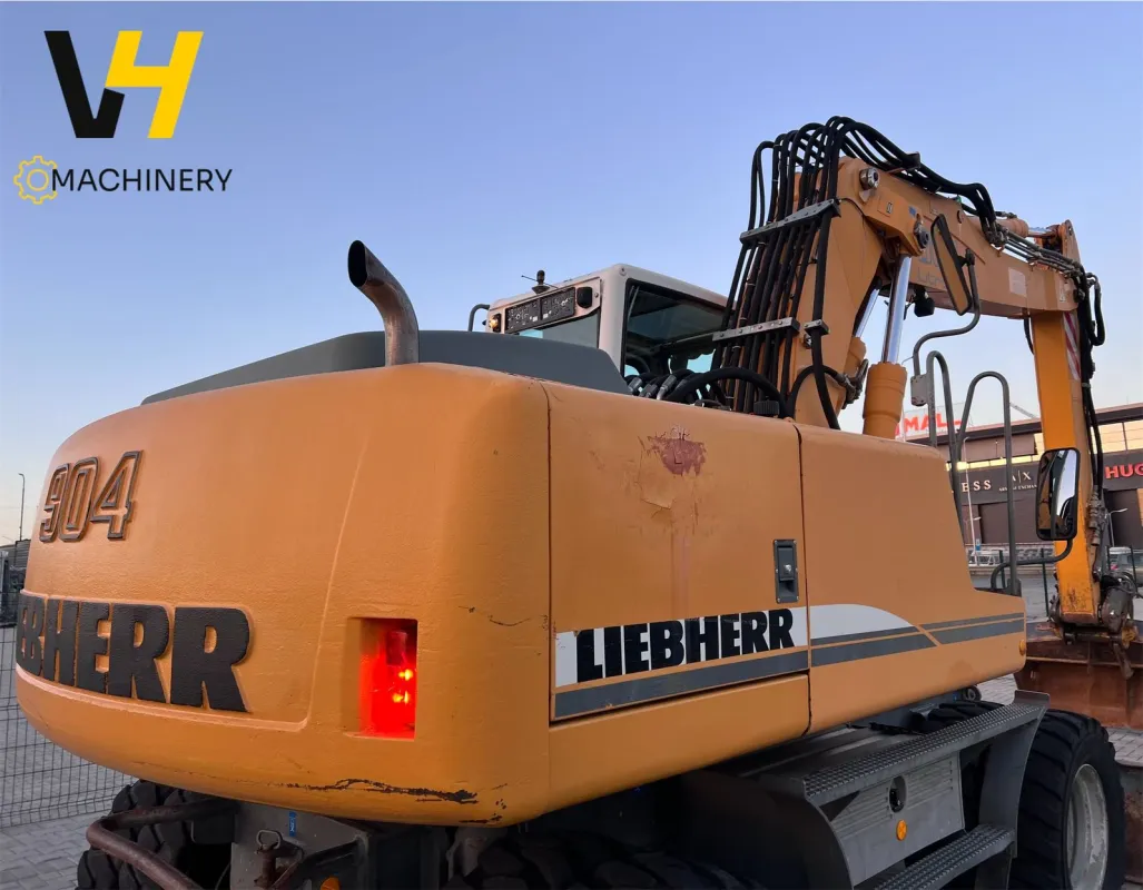 LIEBHERR - A 904 C - 15