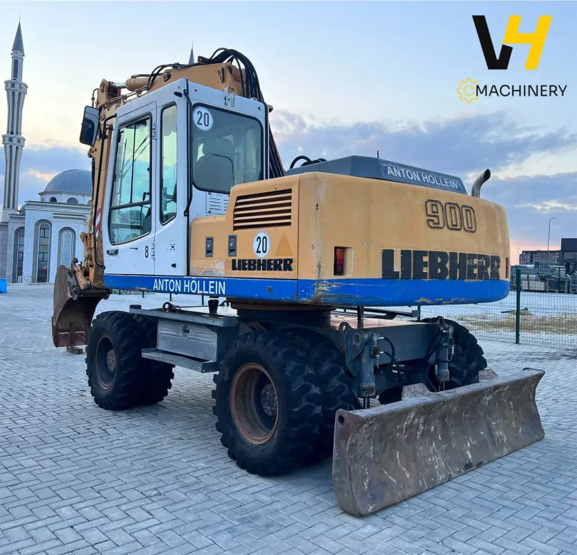 LIEBHERR A 900 B