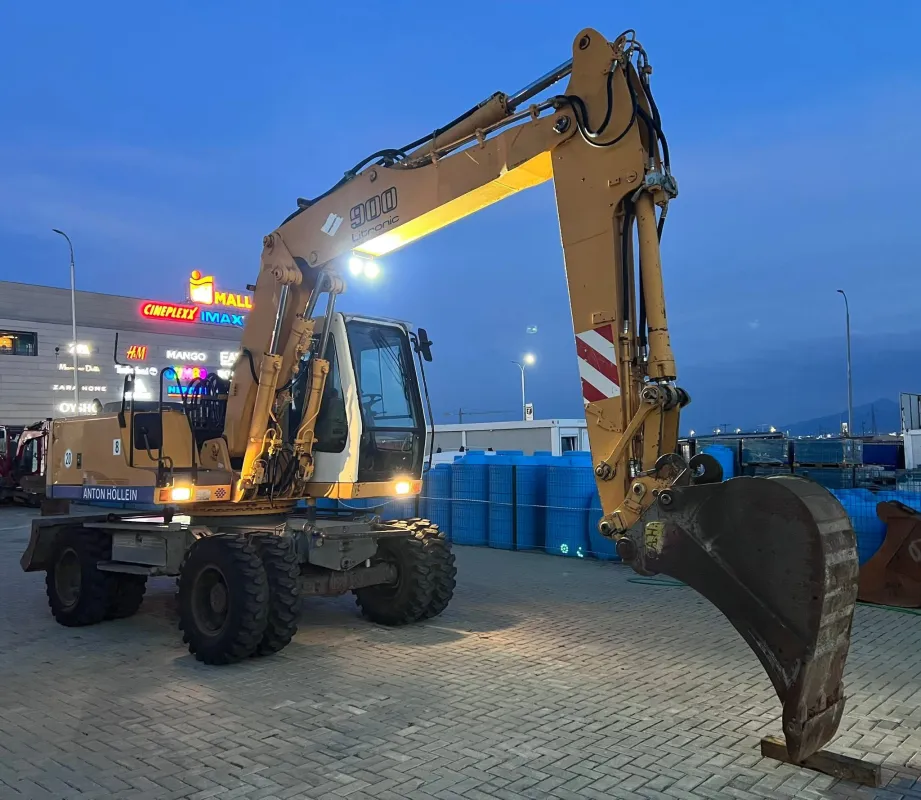 LIEBHERR A 900 B - 10
