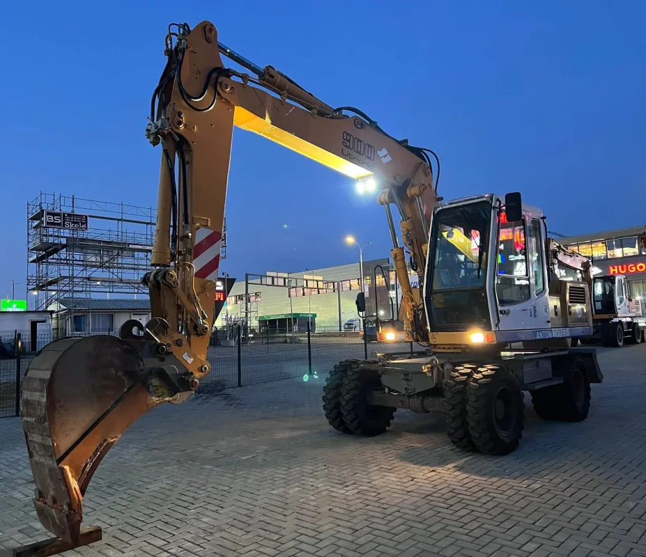 LIEBHERR A 900 B - 11