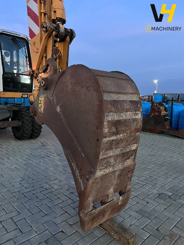LIEBHERR A 900 B - 19